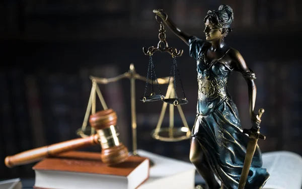 Mahkeme Salonunda Hukuk Adalet Sembolleri — Stok fotoğraf