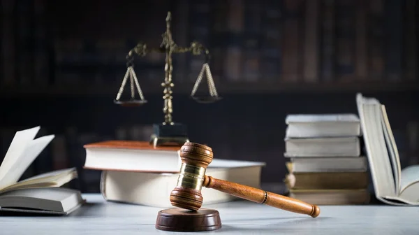 Mahkeme salonunda hukuk ve adalet sembolleri