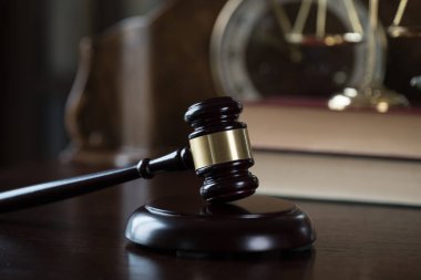 Hakimin tokmak mahkeme Kitaplığı'nda. Hukuk kavramı.