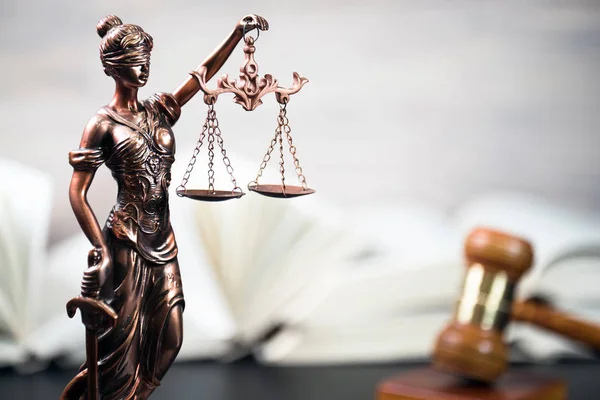 弁護士の法律事務所 正義のテミス女神の法的モデル像 — ストック写真