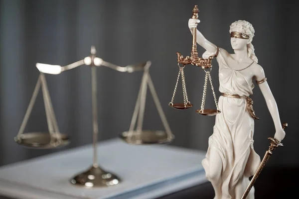 Kancelaria Prawna Adwokat Model Prawny Posąg Bogini Sprawiedliwości Themis — Zdjęcie stockowe