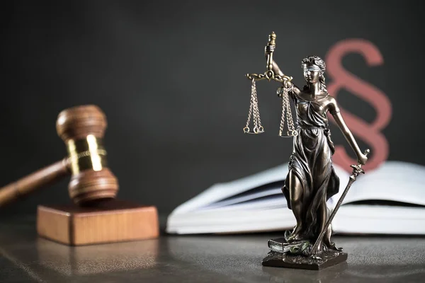 法律テーマ 裁判官 正義のスケールの木槌 — ストック写真