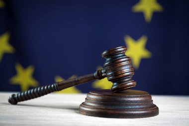 Hukuk kavramı tokmak ve ahşap masa, AB bayrağı adalet hanım