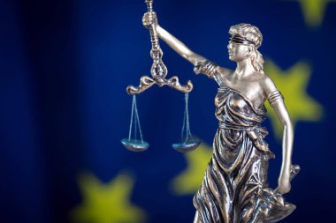 Hukuk kavramı tokmak ve ahşap masa, AB bayrağı adalet hanım