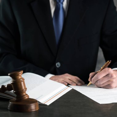 Tokmak ve denge ile ofiste iş avukat ya da yargıç