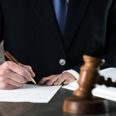 Tokmak ve denge ile ofiste iş avukat ya da yargıç