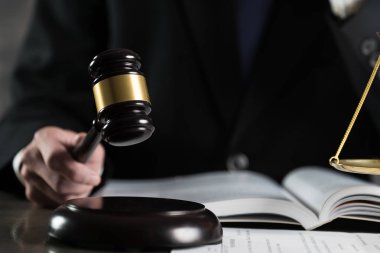 Tokmak ve denge ile ofiste iş avukat ya da yargıç