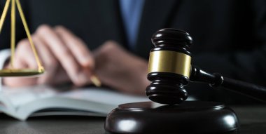 Tokmak ve denge ile ofiste iş avukat ya da yargıç