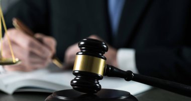 Tokmak ve denge ile ofiste iş avukat ya da yargıç