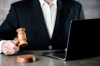 Tokmak ve denge ile ofiste iş avukat ya da yargıç