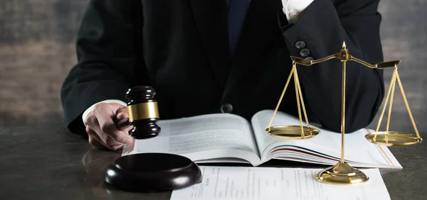 Advogado Juiz Trabalhar Escritório Com Martelo Equilíbrio — Fotografia de Stock