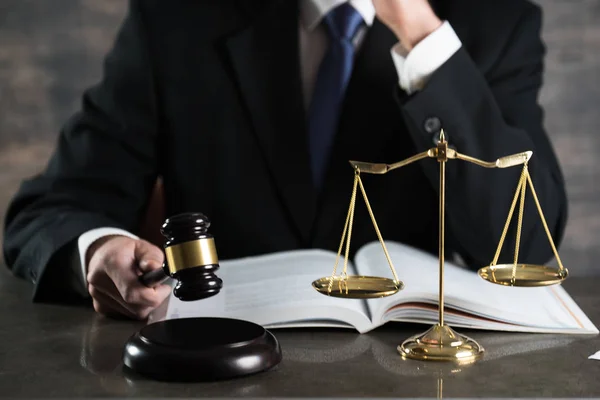 Advogado Juiz Trabalhar Escritório Com Martelo Equilíbrio — Fotografia de Stock
