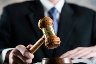 Tokmak ile Adalet avukatlar, işadamı takım elbise veya belgeler üzerinde çalışan avukat yargıç. Yasal hukuk