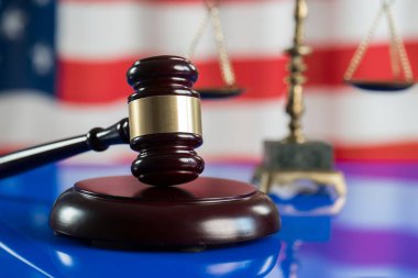 Tokmak ile Adalet avukatlar, işadamı takım elbise veya belgeler üzerinde çalışan avukat yargıç. Yasal hukuk