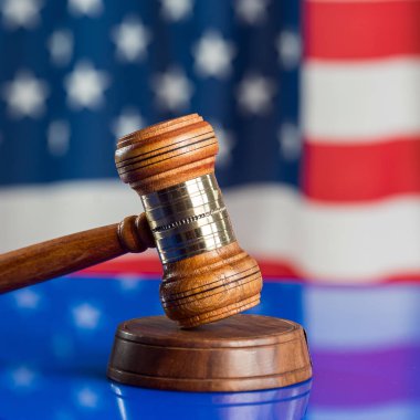 ABD bayrağı arka plan üzerinde hukuk sembolleri