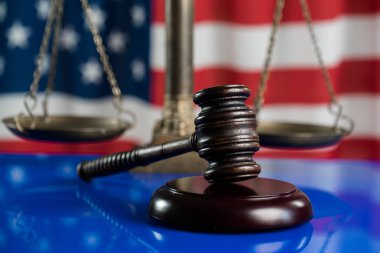 ABD bayrağı arka plan üzerinde hukuk sembolleri