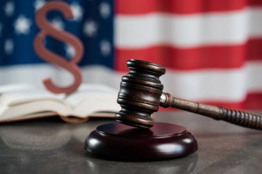 ABD bayrağı arka plan üzerinde hukuk sembolleri