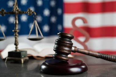 ABD bayrağı arka plan üzerinde hukuk sembolleri