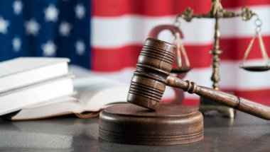 ABD bayrağı arka plan üzerinde hukuk sembolleri