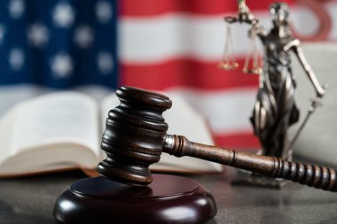 ABD bayrağı arka plan üzerinde hukuk sembolleri