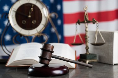 ABD bayrağı arka plan üzerinde hukuk sembolleri