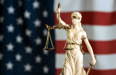 ABD bayrağı arka plan üzerinde hukuk sembolleri