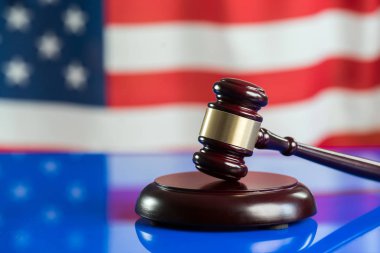 ABD bayrağı arka plan üzerinde hukuk sembolleri