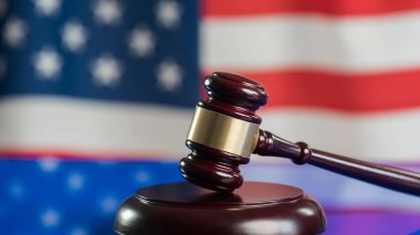 ABD bayrağı arka plan üzerinde hukuk sembolleri