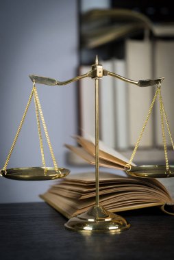 Hukuk ve adalet sembolü. Kavram hukuk ve adalet. Adaletin terazisi