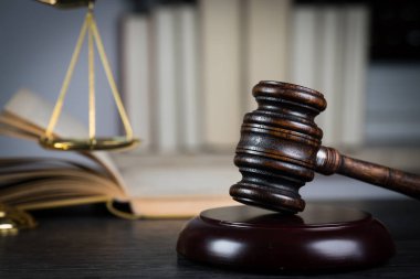 Yargıç tokmak ve adalet ve kitap arka plan ölçekleri