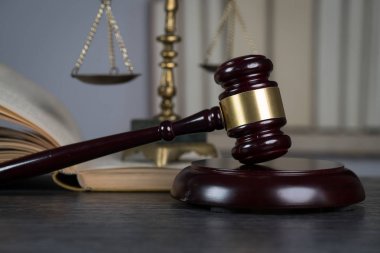 Yargıç tokmak ve adalet ve kitap arka plan ölçekleri