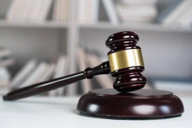 Hukuk ve adalet kavramı, Yargıç, tahta tokmak tokmak