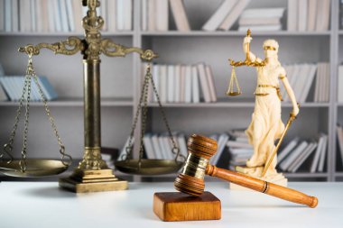 Hukuk ve adalet kavramı, Yargıç, tahta tokmak tokmak