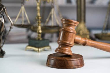 Hukuk ve adalet kavramı, Yargıç, tahta tokmak tokmak