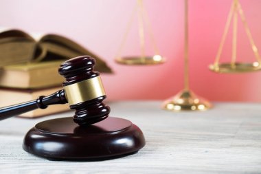 Hukuk ve adalet kavramı, Yargıç, tahta tokmak tokmak