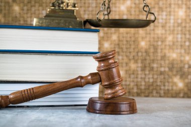 Hukuk ve adalet kavramı, Yargıç, tahta tokmak tokmak