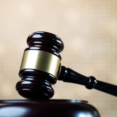 Hukuk ve adalet kavramı, Yargıç, tahta tokmak tokmak