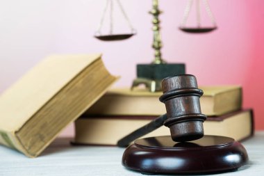 Hukuk ve adalet kavramı, Yargıç, tahta tokmak tokmak