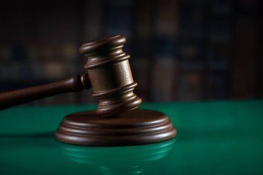 Hukuk ve adalet kavramı, Yargıç, tahta tokmak tokmak