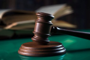 Hukuk ve adalet kavramı, Yargıç, tahta tokmak tokmak