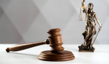 Hukuk ve adalet kavramı, Yargıç, tahta tokmak tokmak