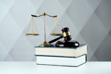 Hukuk ve adalet kavramı, Yargıç, tahta tokmak tokmak