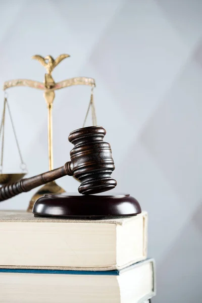法と正義の概念 裁判官 木製小槌の木槌 — ストック写真