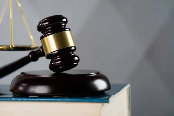 法と正義の概念 裁判官 木製小槌の木槌 — ストック写真