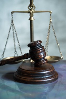 Masa arkasında hala hukuk ve adalet hayatı.