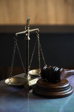 Masa arkasında hala hukuk ve adalet hayatı.