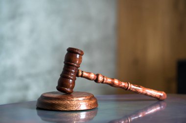 Masa arkasında hala hukuk ve adalet hayatı.