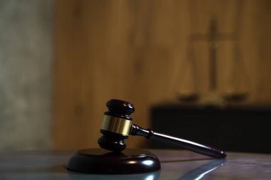 Masa arkasında hala hukuk ve adalet hayatı.