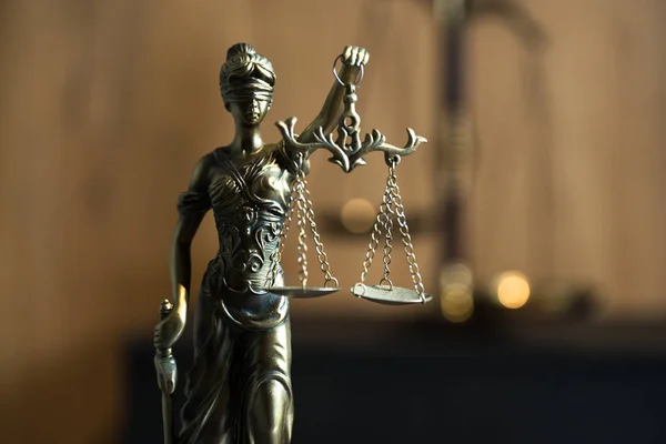 Stillleben Von Recht Und Gerechtigkeit Themis Auf Dem Tisch — Stockfoto