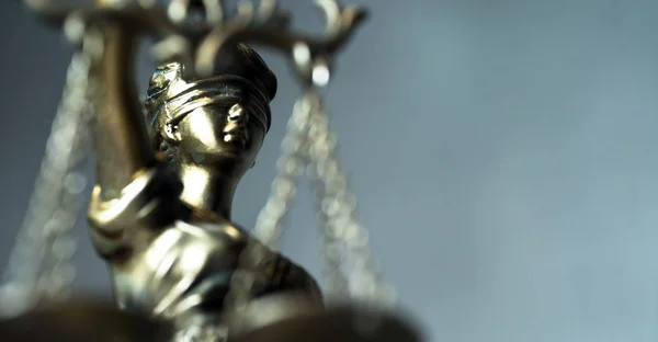 Натюрморт Закона Справедливости Темис Фоне Стола — стоковое фото
